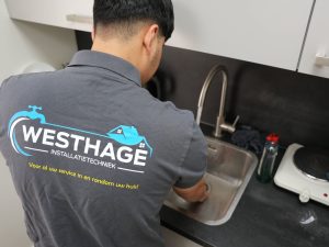 Westhage monteur bij keukenkraan — leidingwerk en installatie