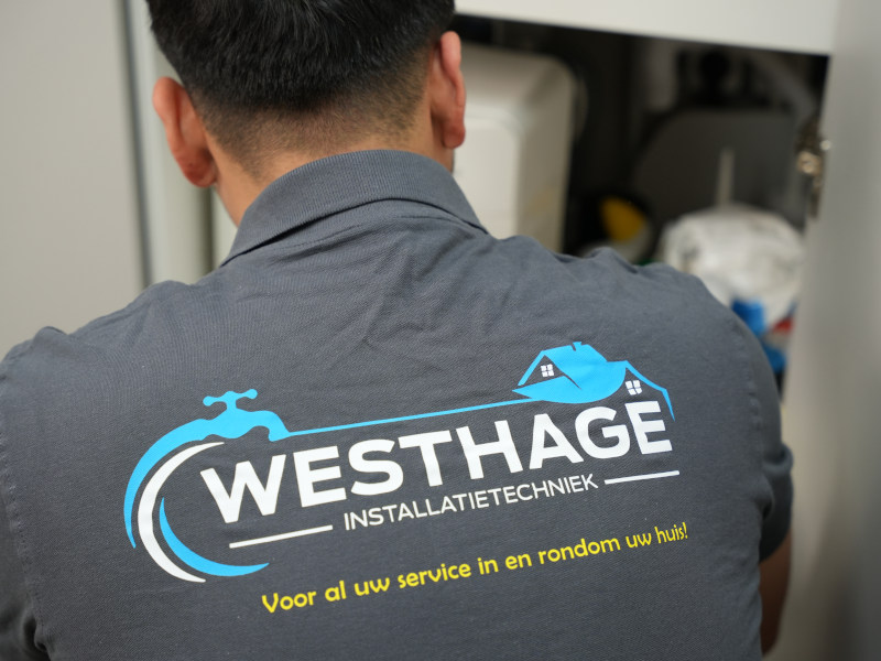 Vakkundige monteur van Westhage Installatietechniek aan het werk